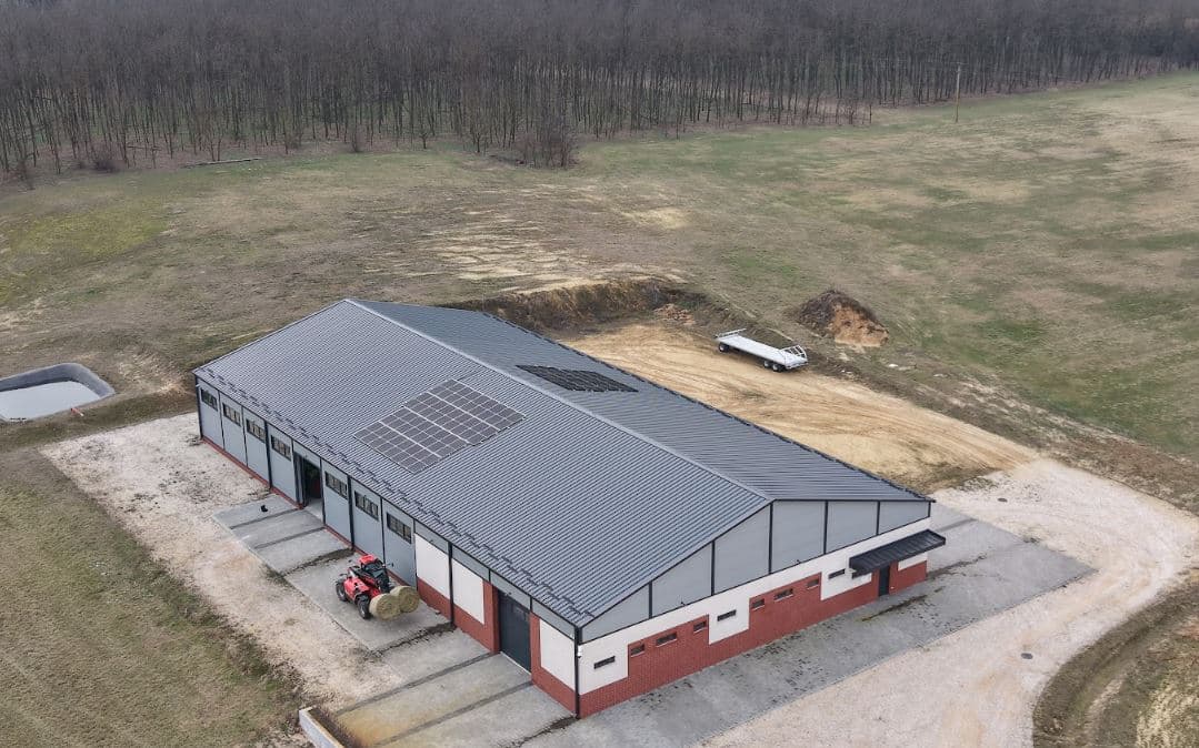 A 40 kWp-es napelemes rendszer épületének légi nézete.